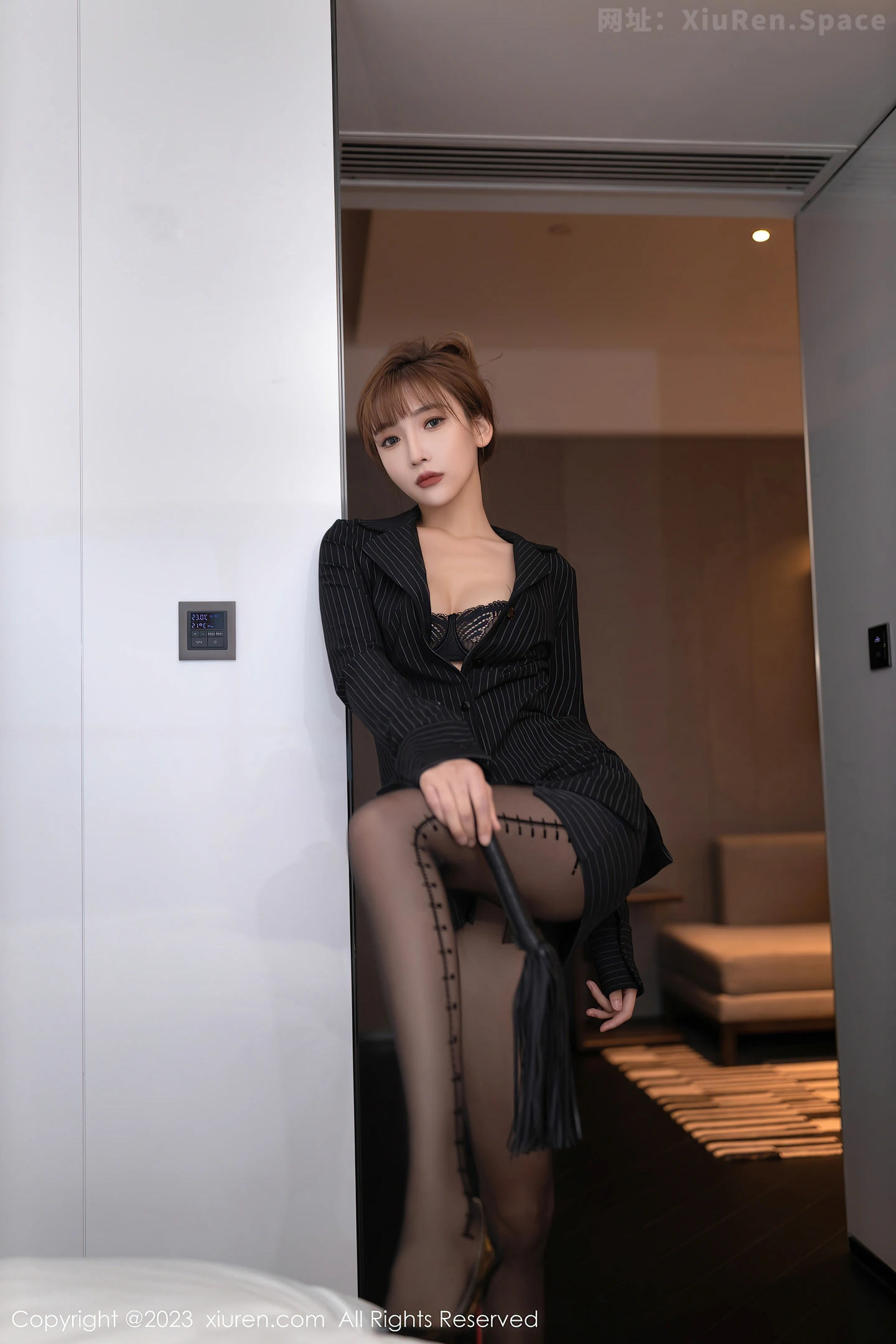 图片[5]-[XiuRen秀人网]VOL.7675 模特陆萱萱性感黑色短裙套装露黑色蕾丝内衣秀柔美身姿诱惑写真75P-秀人网官方网站